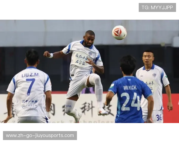 石家庄功夫牛梓屹中场断球，顺势直传打到身后